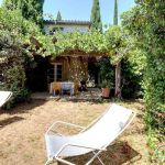Petite pause ombrag&eacute;e ou repas sous la terrasse