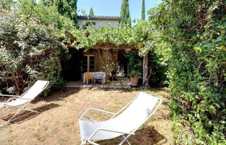 Petite pause ombragée ou repas sous la terrasse Gîte n°101010 Grospierres - Ardèche - Petite pause ombragée ou repas sous la terrasse
