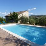 Piscine avec une belle vue sur Joyeuse