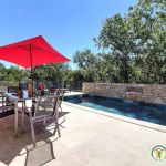 Piscine privative entour&eacute;e de ch&ecirc;nes