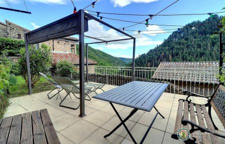 G&icirc;te n&deg;11704 Vall&eacute;es-d'Antraigues-Asperjoc - Ard&egrave;che - Les espaces ext&eacute;rieurs du g&icirc;te 