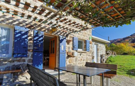 Pour vos repas à l'ombre d'une pergola Gîte n°173703 Péreyres - Ardèche - Pour vos repas à l'ombre d'une pergola