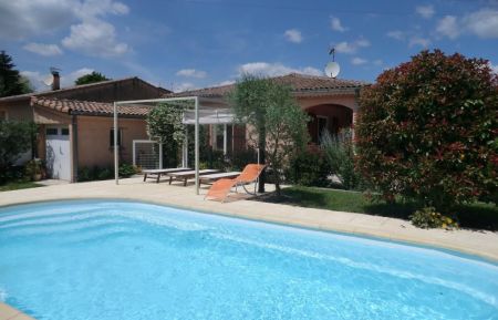G&icirc;te n&deg;19703 Aubenas - Ard&egrave;che - La piscine et ses abords