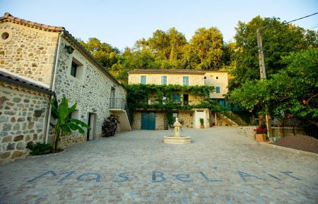 G&icirc;te n&deg;199725 Rosi&egrave;res - Ard&egrave;che - L'entr&eacute;e du Domaine c&ocirc;t&eacute; cour