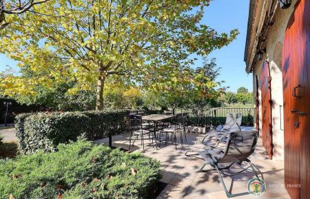 Jolie terrasse ombragée par le murier Gîte n°201729 Ruoms - Ardèche - Jolie terrasse ombragée par le murier