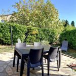 Jolie terrasse ensoleill&eacute;e 