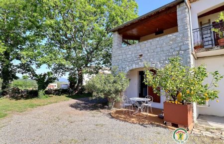 G&icirc;te n&deg;23001 Balazuc - Ard&egrave;che - G&icirc;te en rez de chauss&eacute;e avec espace ext&eacute;rieur priv&eacute;