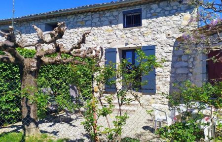 G&icirc;te n&deg;23004 Balazuc - Ard&egrave;che - La Glycine
