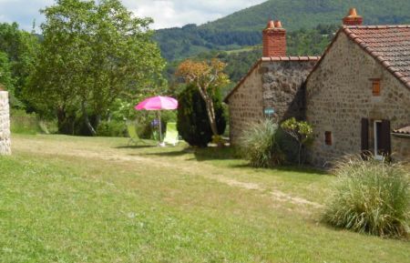 G&icirc;te n&deg;236008 Saint-F&eacute;licien - Ard&egrave;che - Jardin et vue ext&eacute;rieure du g&icirc;te