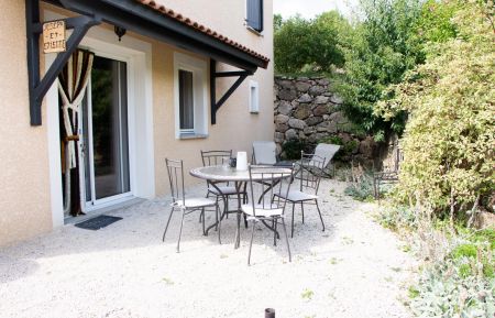 G&icirc;te n&deg;236701 Saint-F&eacute;licien - Ard&egrave;che - Ext&eacute;rieur priv&eacute; avec 4 chaises longues et une table &agrave; manger pour 6