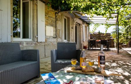 Agréable terrasse ombragée par la vigne Gîte n°23702 Balazuc - Ardèche - Agréable terrasse ombragée par la vigne