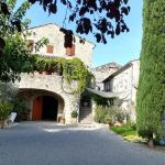 En arrivant, le g&icirc;te &agrave; droite