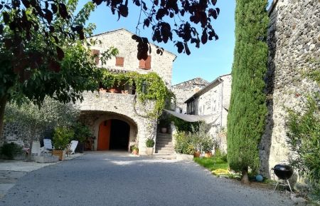 G&icirc;te n&deg;241702 Saint-Germain - Ard&egrave;che - En arrivant, le g&icirc;te &agrave; droite