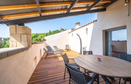 G&icirc;te n&deg;24713 Banne - Ard&egrave;che - Terrasse sur les toits avec vue magnifique
