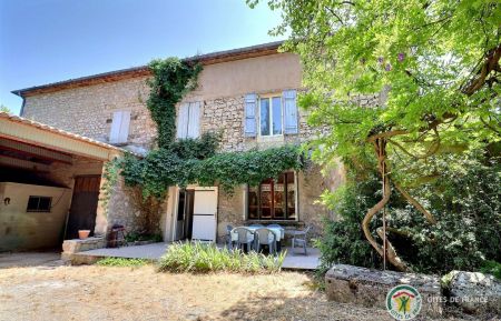 G&icirc;te n&deg;291728 Saint-Rem&egrave;ze - Ard&egrave;che - Maison en pierres de famille avec jardin et terrasse ombrag&eacute;e, abri voiture