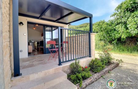 G&icirc;te n&deg;294719 Saint-Sauveur-de-Cruzi&egrave;res - Ard&egrave;che - Terrasse couverte privative salon de jardin