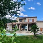 Villa ind&eacute;pendante avec piscine priv&eacute;e, jardin paysager et terrasse couverte