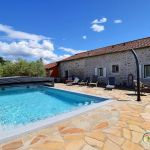 G&icirc;te avec piscine &agrave; partager et terrasse couverte