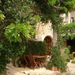 Terrasse du g&icirc;te et l'entr&eacute;e