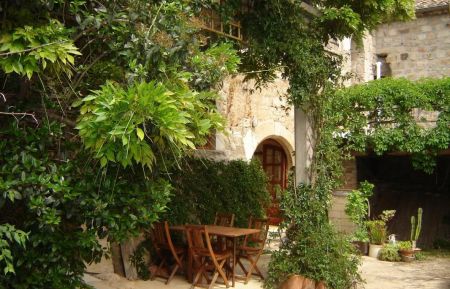G&icirc;te n&deg;336700 Vernon - Ard&egrave;che - Terrasse du g&icirc;te et l'entr&eacute;e