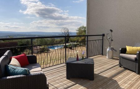G&icirc;te n&deg;33707 Bessas - Ard&egrave;che - Jolie terrasse avec vue sur la piscine et la nature