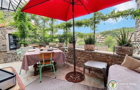 G&icirc;te n&deg;348708 Vog&uuml;&eacute; - Ard&egrave;che - Jolie terrasse pour moment d&eacute;tente ou repas