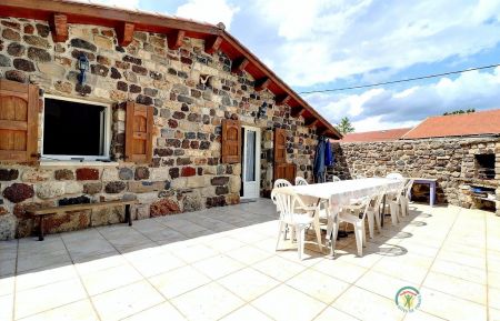 G&icirc;te n&deg;71705 Coucouron - Ard&egrave;che - Bienvenue au g&icirc;te Lalauze, grande terrasse pour profiter de vos moments de partage