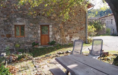 G&icirc;te n&deg;79702 D&eacute;saignes - Ard&egrave;che - Ext&eacute;rieur et salon de jardin