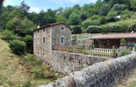 G&icirc;te n&deg;111702 Juvinas - Ard&egrave;che - Vu depuis la petite route