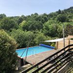 La piscine vue de la terrasse du gîte La piscine vue de la terrasse du gîte