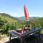 Petit d&eacute;jeuner sur la terrasse de 20m&sup2; avec superbe vue sur la Vall&eacute;e du Doux