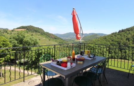 G&icirc;te n&deg;166011 Nozi&egrave;res - Ard&egrave;che - Petit d&eacute;jeuner sur la terrasse de 20m&sup2; avec superbe vue sur la Vall&eacute;e du Doux