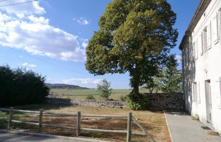 Gîte Narcisse et son espace extérieur commun avec un salon de jardin privatif à chacun Gîte n°175700 Le Plagnal - Ardèche - Gîte Narcisse et son espace extérieur commun avec un salon de jardin privatif à chacun