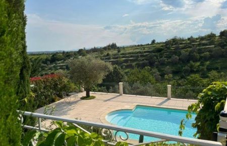 G&icirc;te n&deg;327704 Uzer - Ard&egrave;che - Piscine privative avec vue sur la nature !