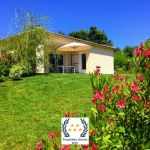 Maison ind&eacute;pendante avec piscine et joli jardin fleuri
