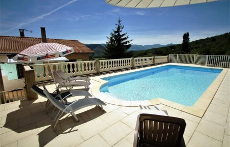 G&icirc;te n&deg;90700 Flaviac - Ard&egrave;che - Piscine au sel 5 m X 10 m, petit bain 80 cm, fosse &agrave; plonger 2 m, l&eacute;g&egrave;rement sur&eacute;lev&eacute; &agrave; 10 m de la maison, ouverte en mai.        