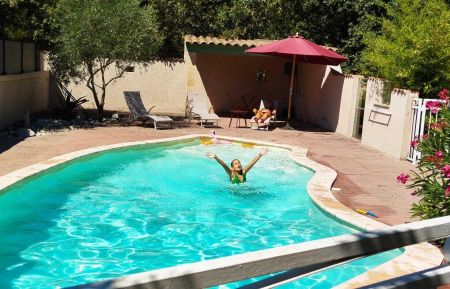Piscine sécurisée avec plage de détente pour les parents et jeunes enfants Gîte n°291718 Saint-Remèze - Ardèche - Piscine sécurisée avec plage de détente pour les parents et jeunes enfants