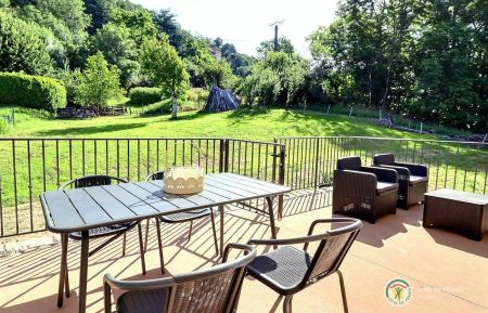 G&icirc;te n&deg;331715 Vals-les-Bains - Ard&egrave;che - La terrasse du g&icirc;te dans un cadre verdoyant et paisible