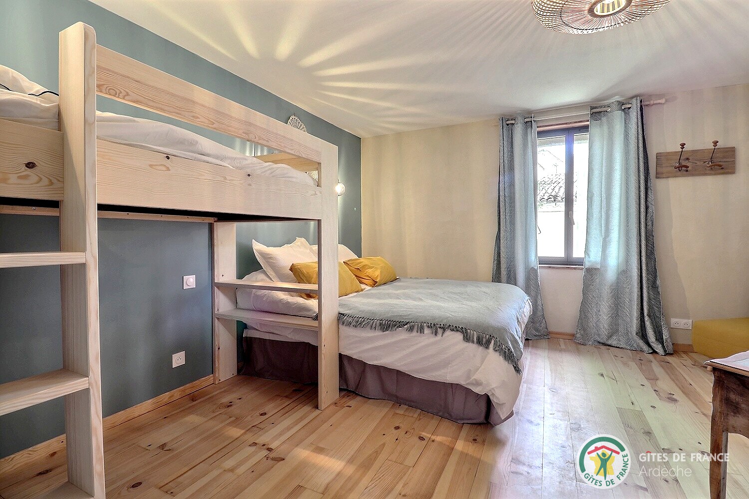 Chambre Côté Acacias pour 3 personnes avec lit en 160 et lit superposé en 90 photo 13