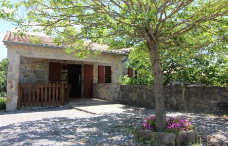 G&icirc;te n&deg;334001 Les Vans - Ard&egrave;che - Petite maison en pierres avec jardin et terrasse couverte