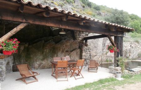 G&icirc;te n&deg;45029 Burzet - Ard&egrave;che - Terrasse accol&eacute;e &agrave; la fraicheur de la roche et de son bassin