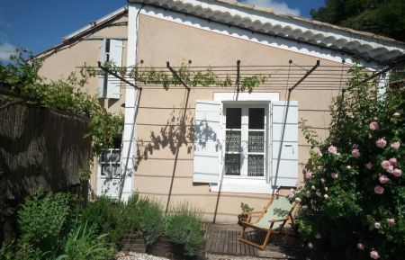 G&icirc;te n&deg;72700 Coux - Ard&egrave;che - L'entr&eacute;e du "Caf&eacute; de L&eacute;onie", la fen&ecirc;tre de la chambre