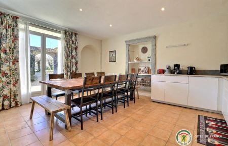 G&icirc;te n&deg;201723 Ruoms - Ard&egrave;che - S&eacute;jour, Cuisine ind&eacute;pendante avec acc&egrave;s sur la cour