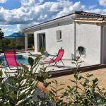 Terrasse avec piscine chauffée et terrain de pétanque Terrasse avec piscine chauffée et terrain de pétanque