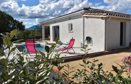 G&icirc;te n&deg;23715 Balazuc - Ard&egrave;che - Terrasse avec piscine chauff&eacute;e et terrain de p&eacute;tanque