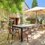 Belle terrasse face au jardin et aux vignes