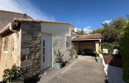 L'entrée du gîte et ses extérieurs privatifs Gîte n°296700 Saint-Sernin - Ardèche - L'entrée du gîte et ses extérieurs privatifs