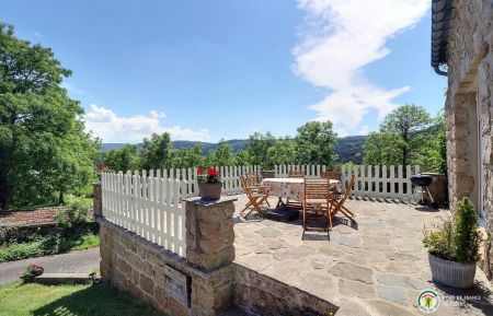 La terrasse avec vue sur les paysages de la vallée de la Loire Gîte n°106017 Issarlès - Ardèche - La terrasse avec vue sur les paysages de la vallée de la Loire