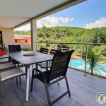 Terrasse couverte avec espace d&eacute;tente, repas et ap&eacute;ritif