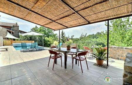 une partie de la terrasse couverte Gîte n°231705 Saint-Étienne-de-Fontbellon - Ardèche - une partie de la terrasse couverte